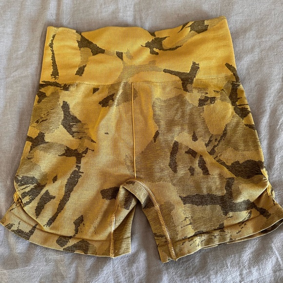 Gymshark camo shorts - Picture 2 of 4